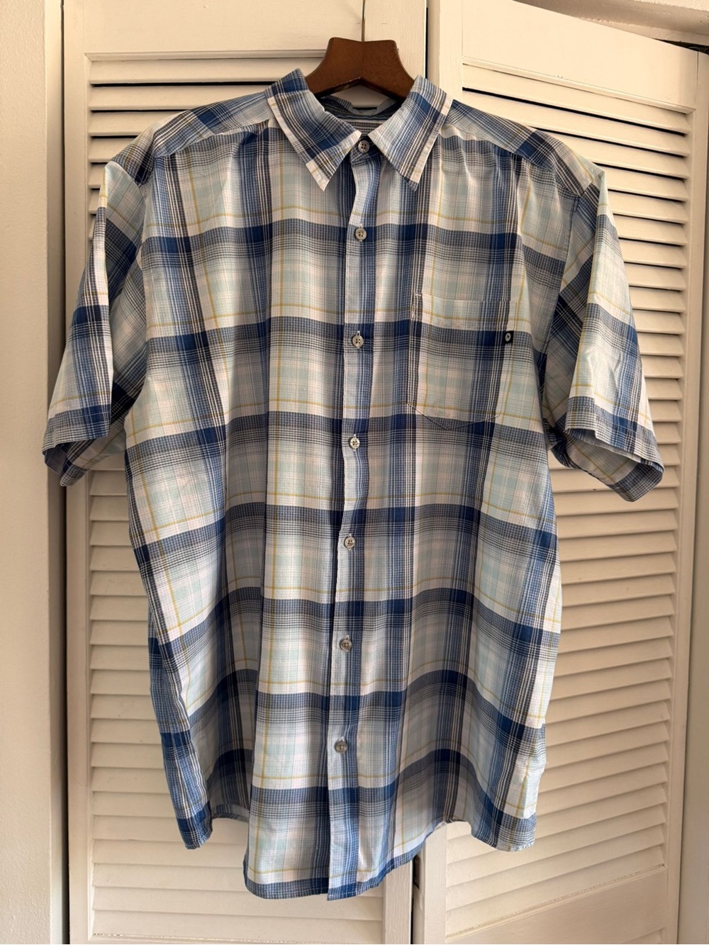 Men's Blue Plaid Short-Sleeve Button-Up Shirt